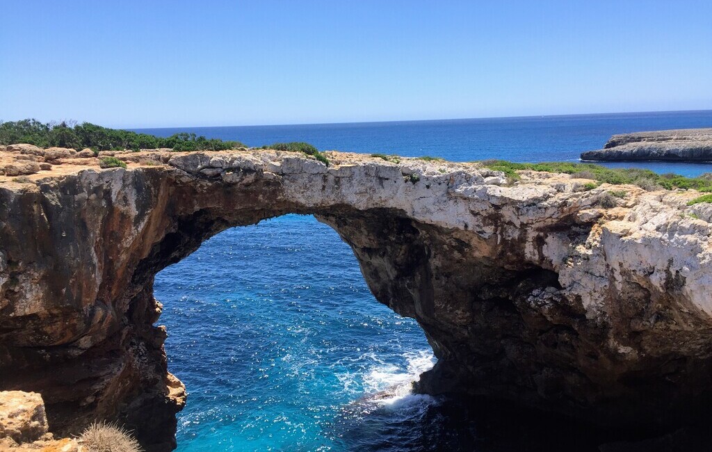 naturalny most skalny, cala varques - 25 zdjęć, które zainspirują Cię, by odwiedzić Majorkę: