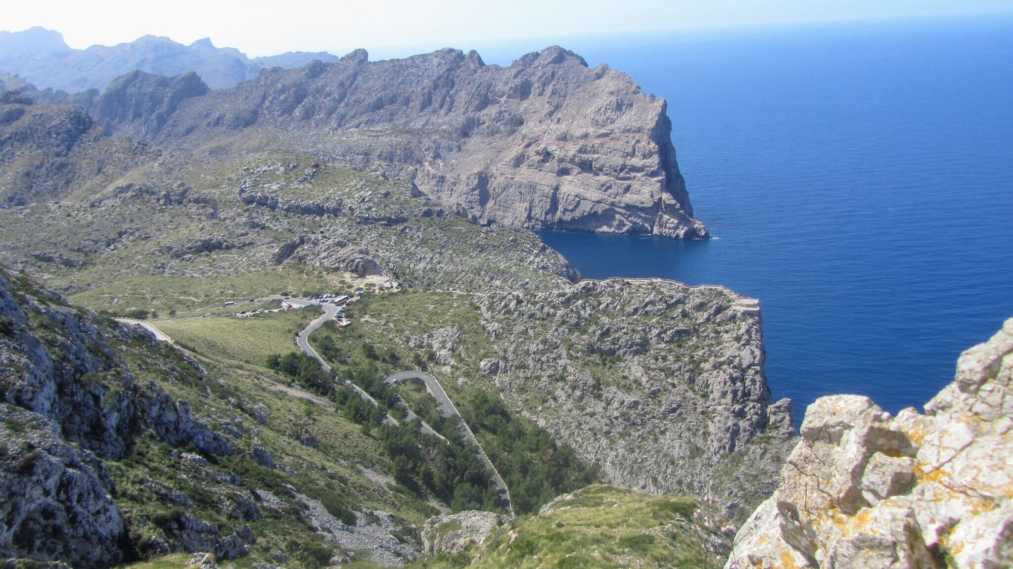 Widok z Talaia d’Albercutx na pasmo górskie Cavall Bernat, Majorka