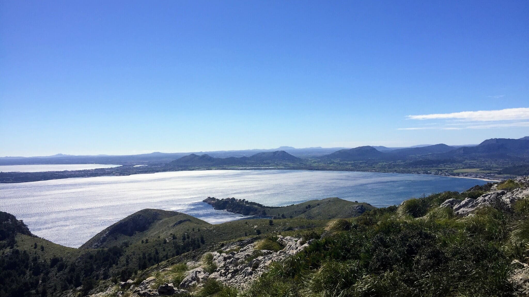 Widok z  Talaia d’Albercutx  na Zatokę Pollença; Półwysep Formentor, Majorka