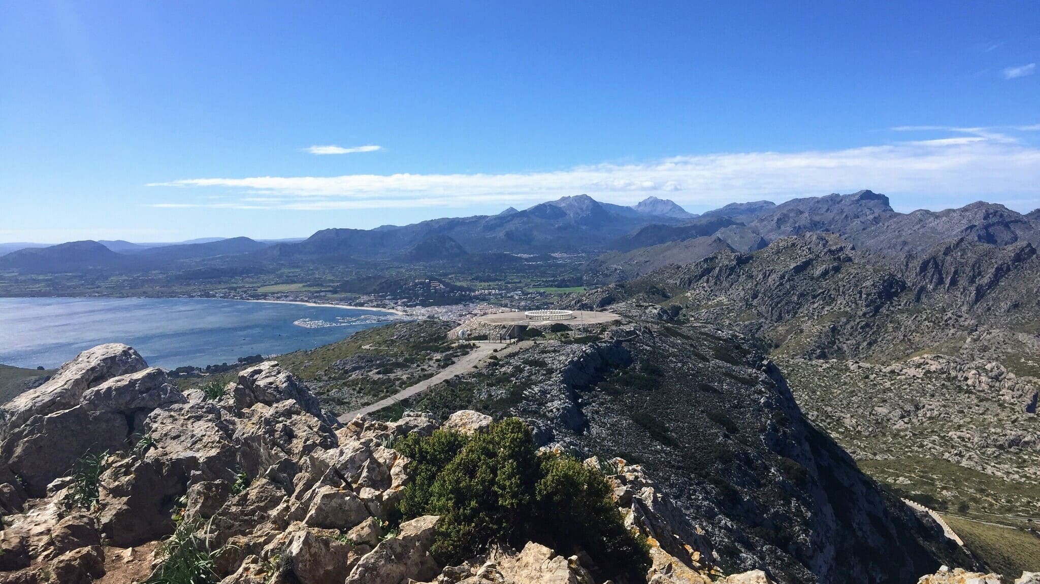 Widok z Talaia d’Albercutx na Port Pollenca oraz pasmo górskie Serra de Tramuntana, Majorka