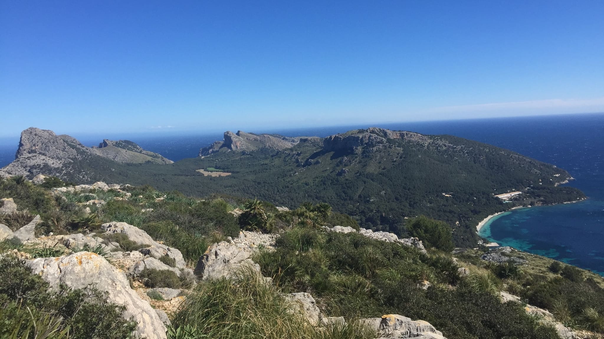 Widok na zatokę Cala Formentor oraz Półwysep Formentor - z Talaia d’Albercutx, Majorka