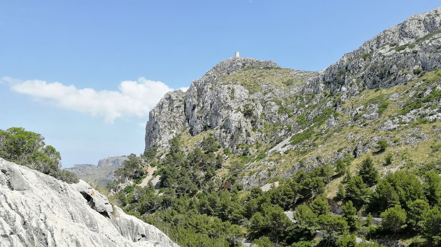 Widok na Talaia d’Albercutx - starą wieżę warowną, Majorka, Formentor