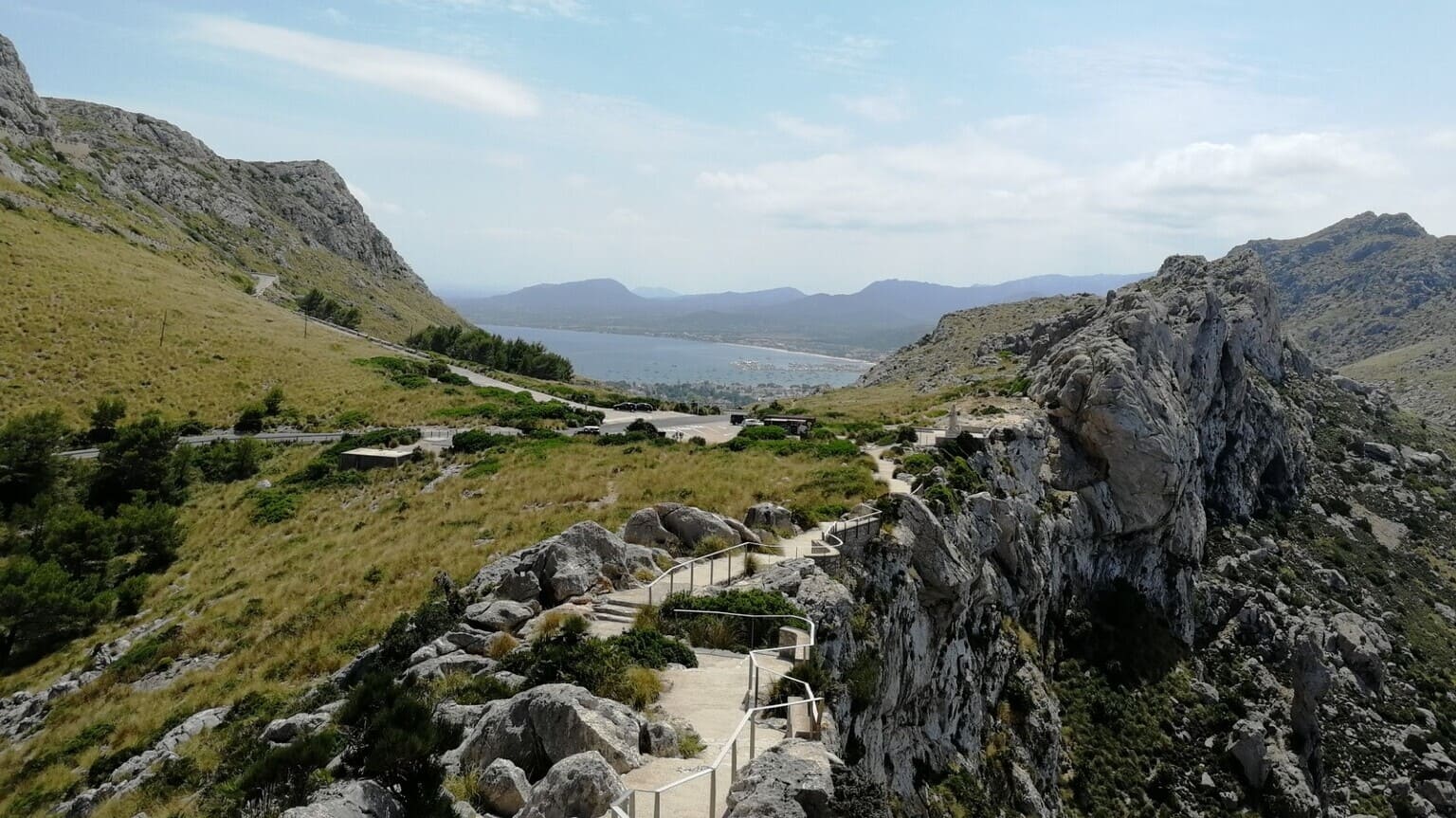 Widok na Port Pollenca z tarasu widokowego Mirador Es Colomer, Formentor, Majorka