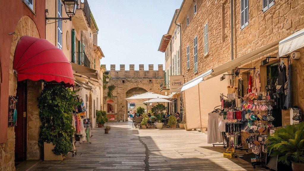 Jedna z uliczek starego miasta, Alcudia, Majorka