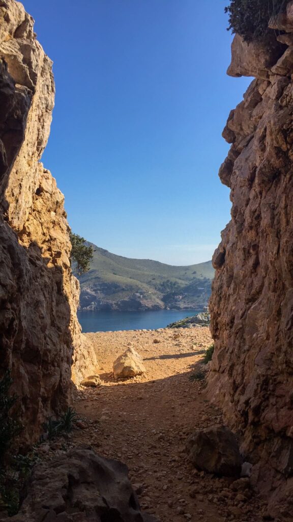 widok z jaskini - cami de las cuevas blancas, majorka