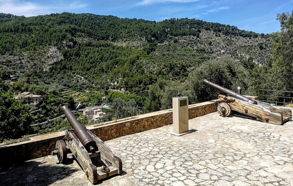 Punkt widokowy z dwiema armatami; widok na serra de tramuntana