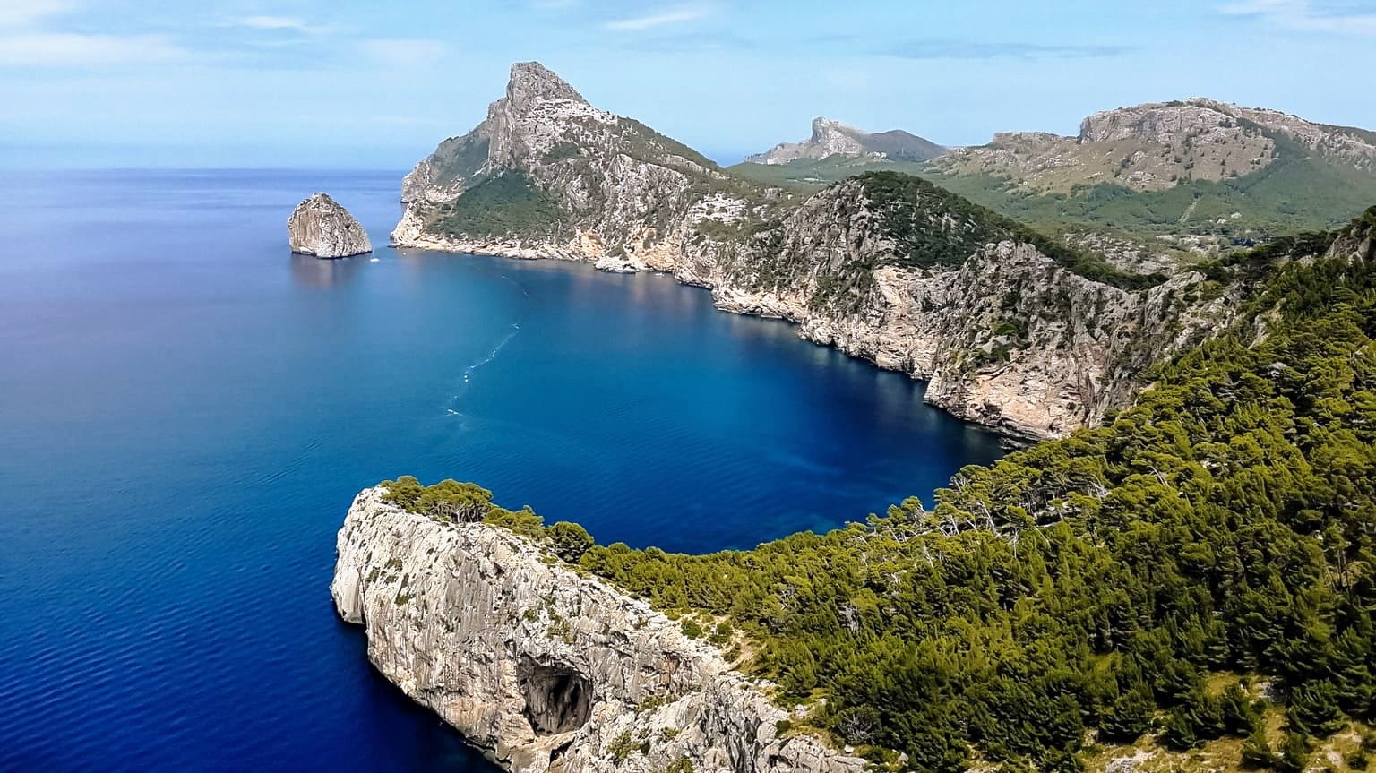 Widok na wysepkę Es Colomer, z tarasu widokowego Mirador d’Es Colomer, Półwysep Formentor, Majorka