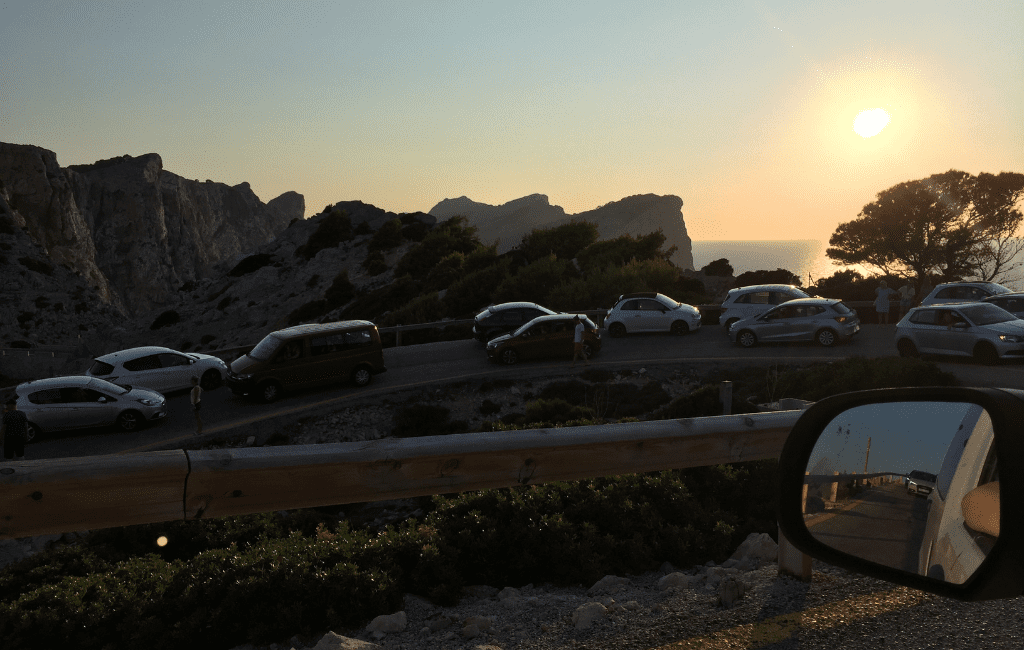 Kumulacja samochodów podczas zachodu słońca, Faro de Formentor, Majorka