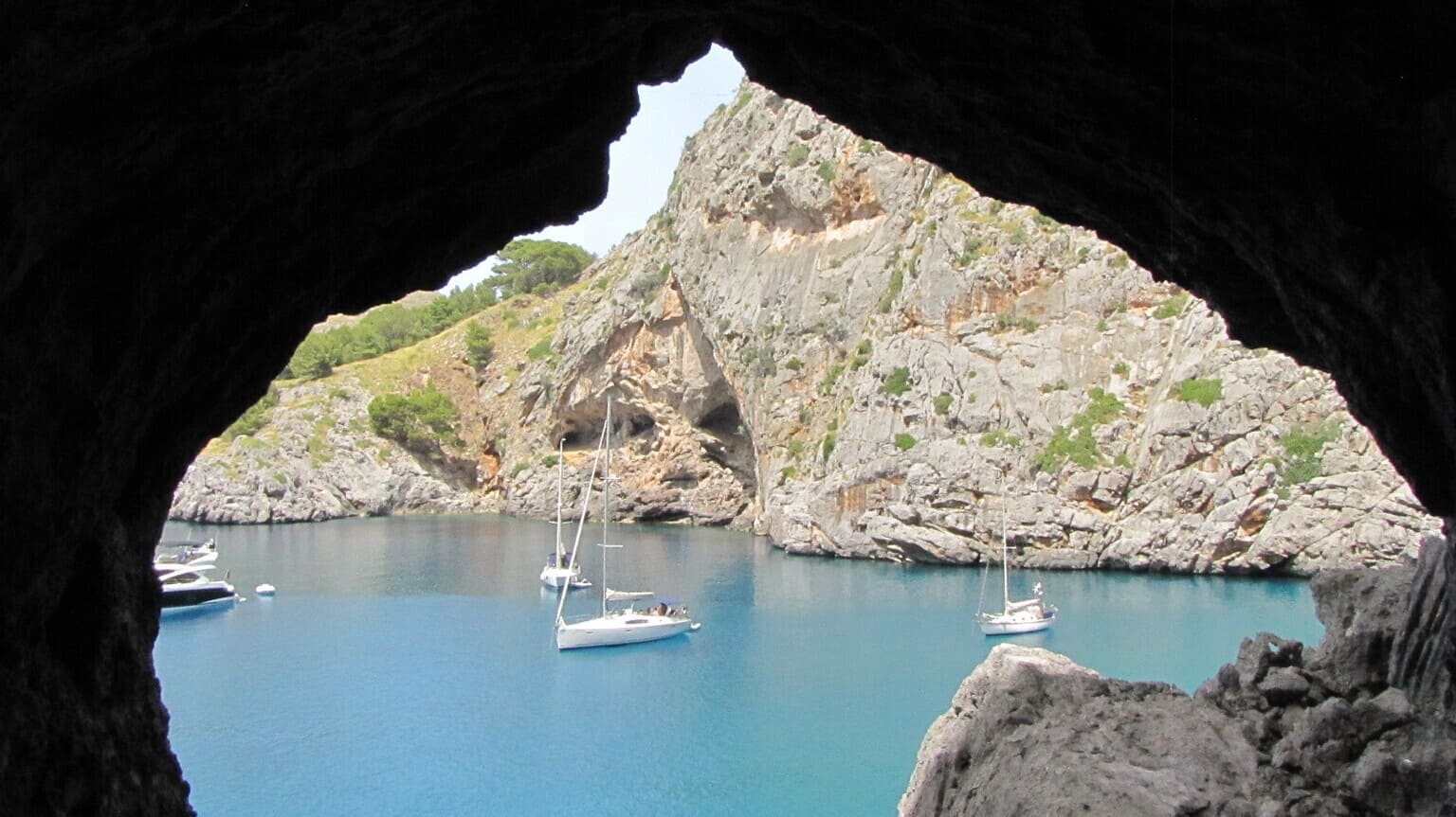Widok z wnętrza tunelu prowadzącego do Torrent de Pareis, Majorka, co zobaczyć na Majorce